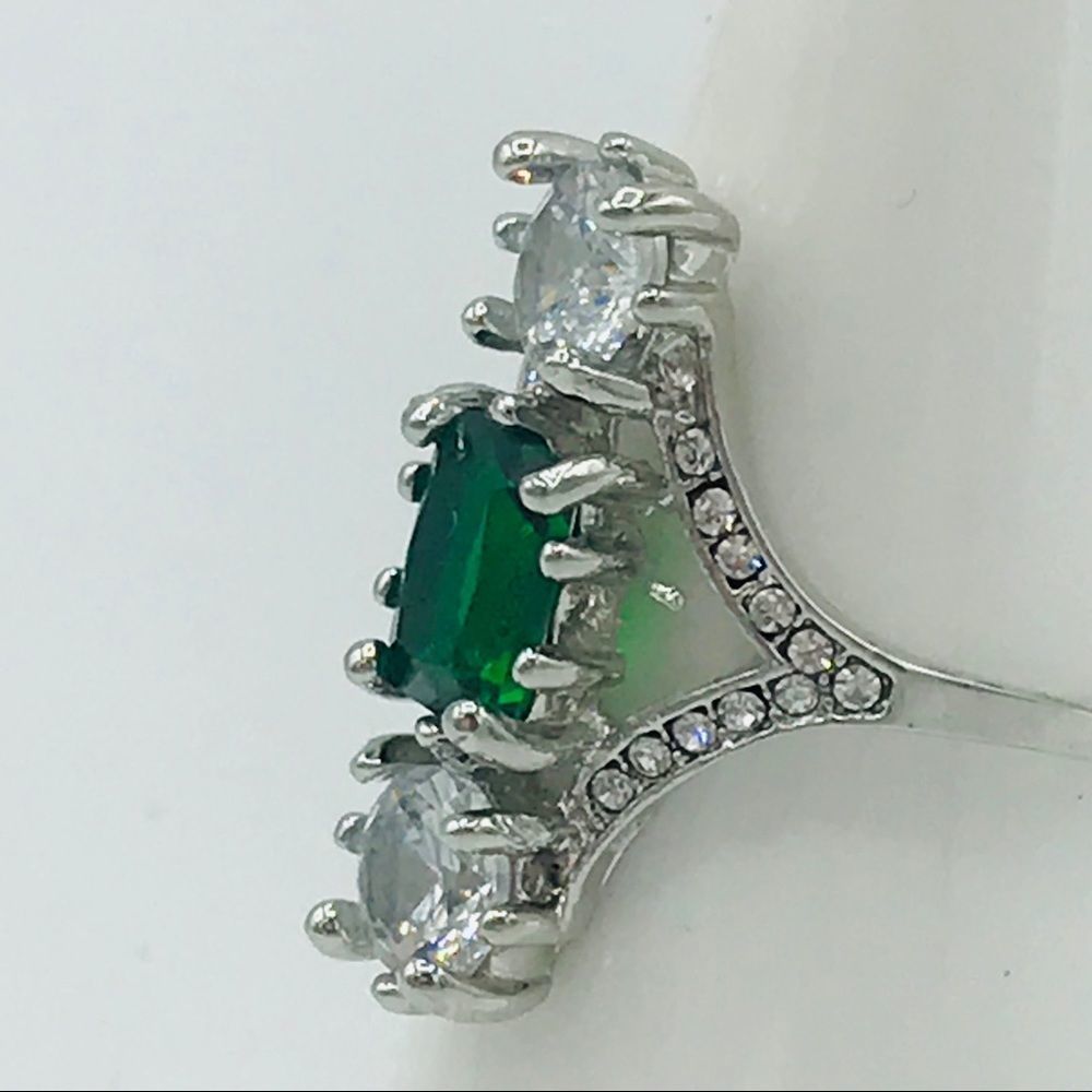 FAUX EMERALD & DIAMOND COCKTAIL RING - Picture 2 of 5